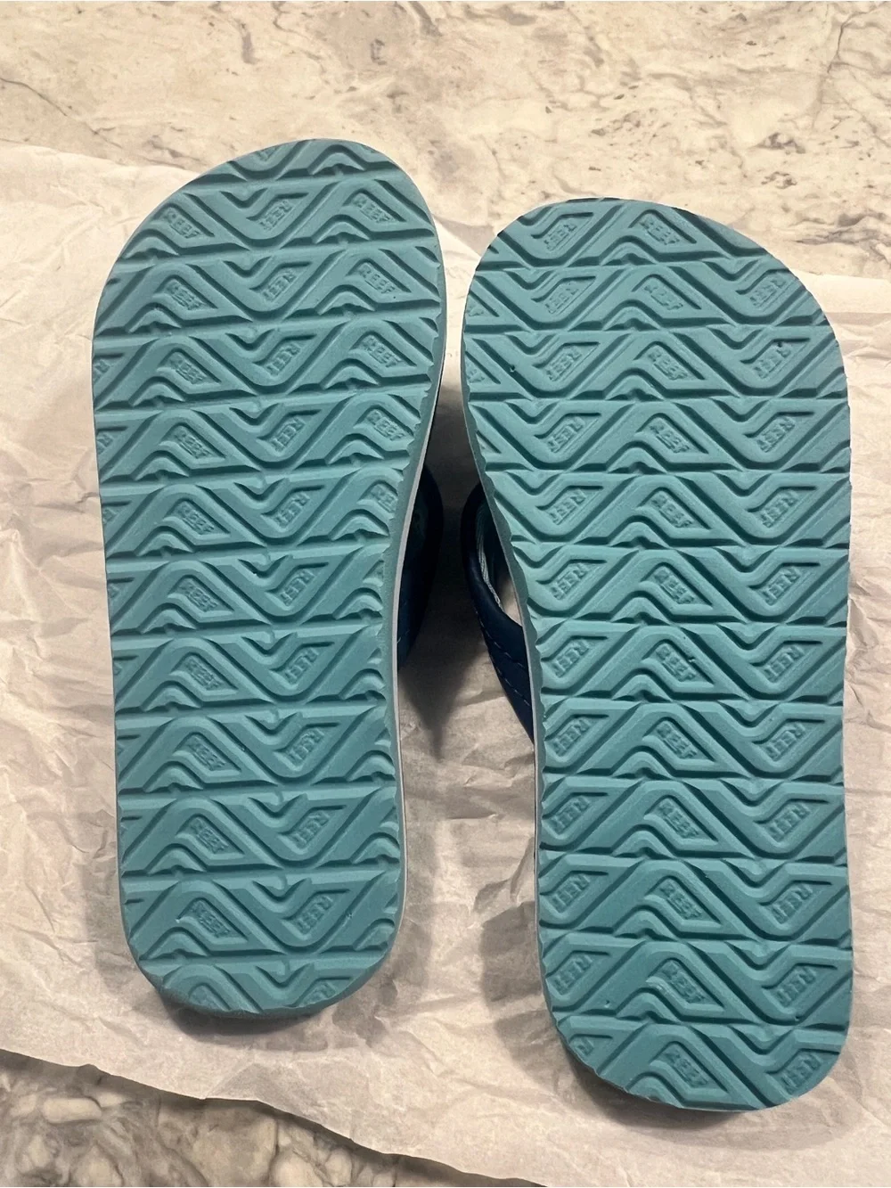 Boys NWOT REEF shark print sandals size 12